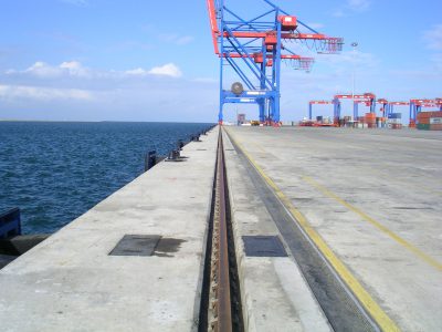 Kraanbaan op beton, continu ondersteund - Port Said Egypte